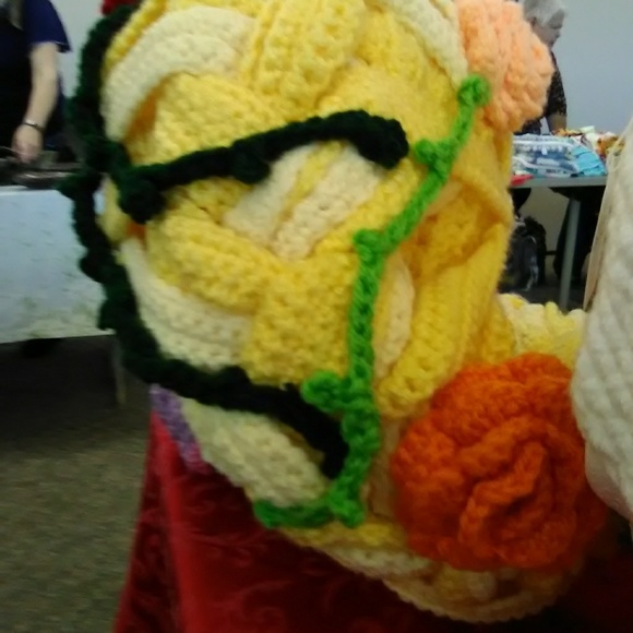 Crocheted Rapunzel hat, scarf, and handwarmmer set - Picture 3 of 8